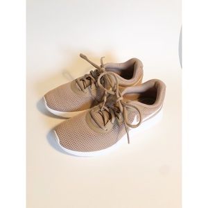 New Women’s Nike Tanjunns